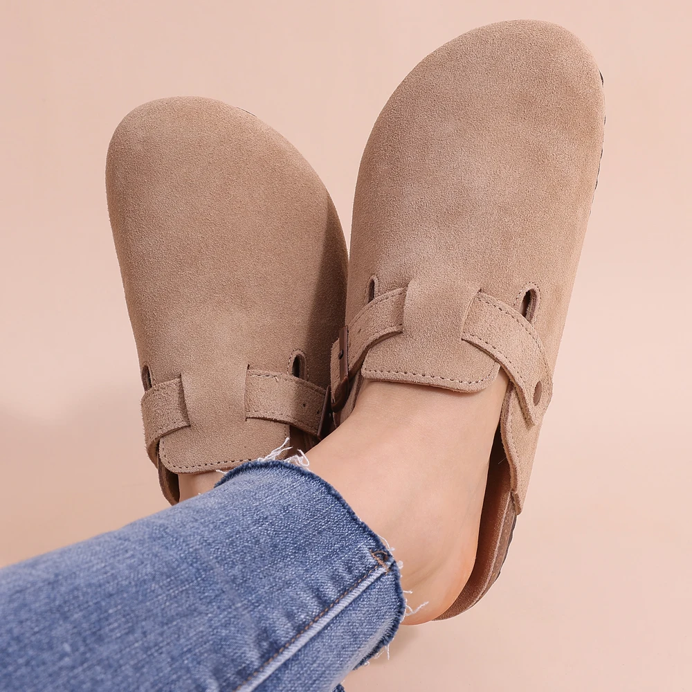 Orthopedische dames slippers van suède met kurk voetbed, goed voor je voeten.