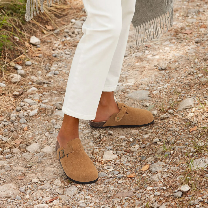 Comfortabele dames suède slippers met orthopedisch kurk voetbed voor optimale ondersteuning.