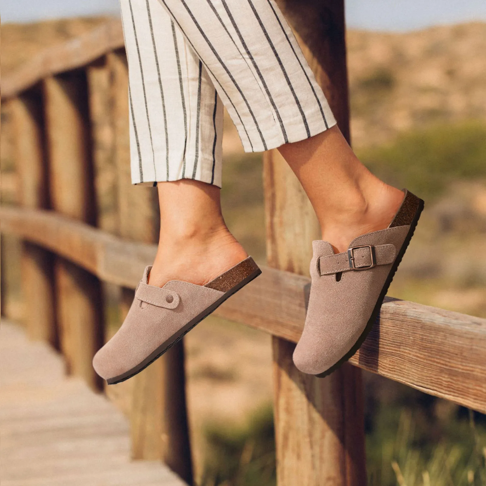 Lichtbruine dames suède kurk slippers, duurzaam en ademend voor warme dagen.