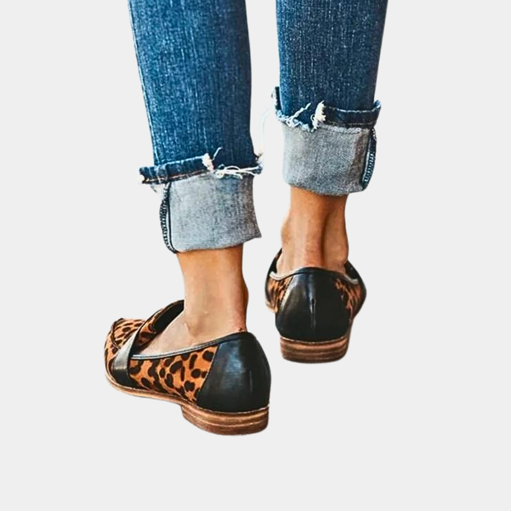 "Dames suède loafers, puntige neus, elegant design, geschikt voor alle seizoenen, ideaal voor elke outfit."