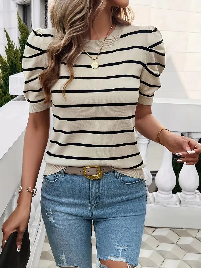 Dames t-shirt met klassieke strepen en trendy pofmouwen, ideaal voor een casual lente- of zomerlook.