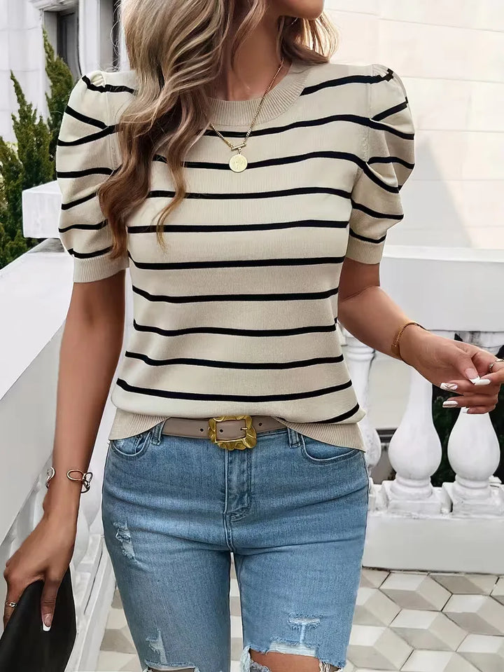 Dames t-shirt met klassieke strepen en trendy pofmouwen, ideaal voor een casual lente- of zomerlook.