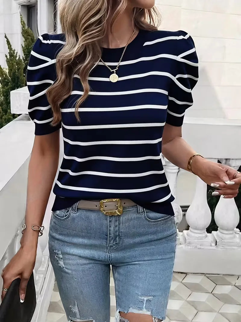 Casual dames t-shirt: gestreept design met opvallende pofmouwen en ronde hals, ideaal voor zonnige dagen.