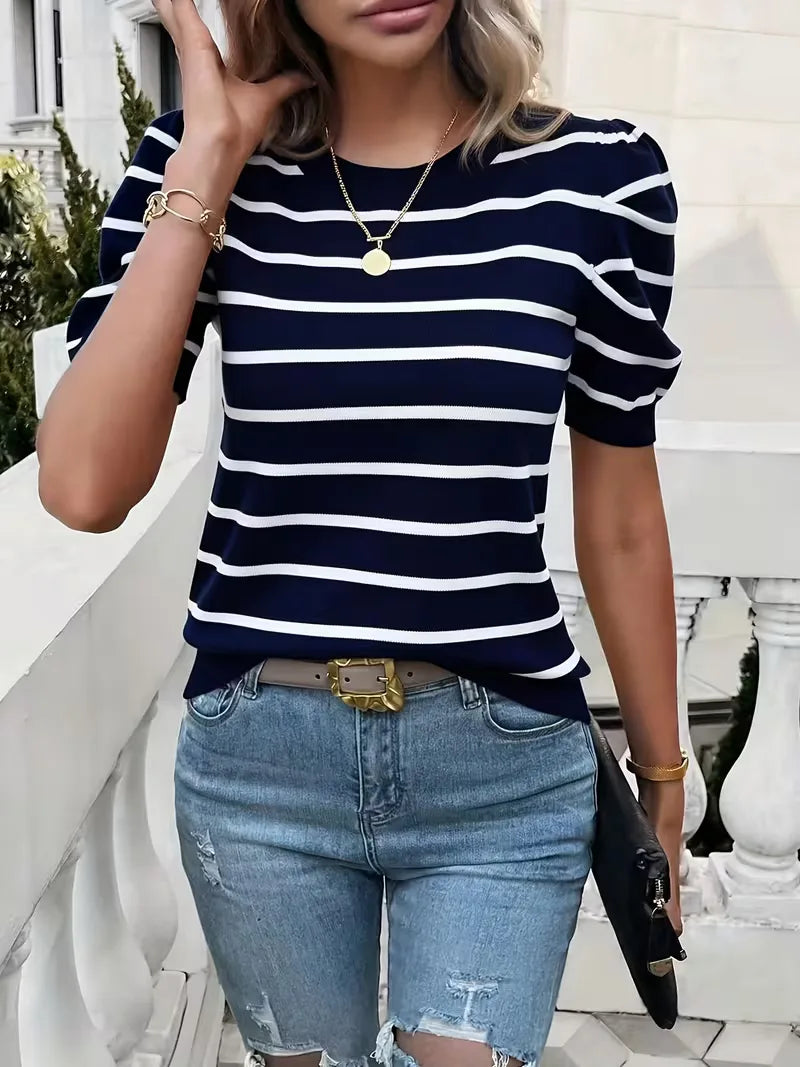 Zomer dames t-shirt met modieuze strepen, korte pofmouwen en ronde hals; stijlvol en comfortabel.