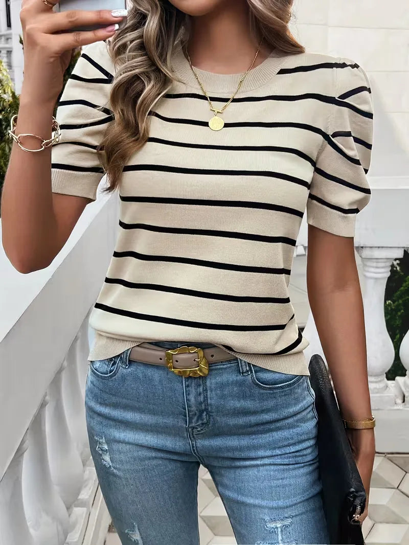 Modieus gestreept dames t-shirt met elegante pofmouwen en comfortabele ronde hals, perfect voor de zomer.