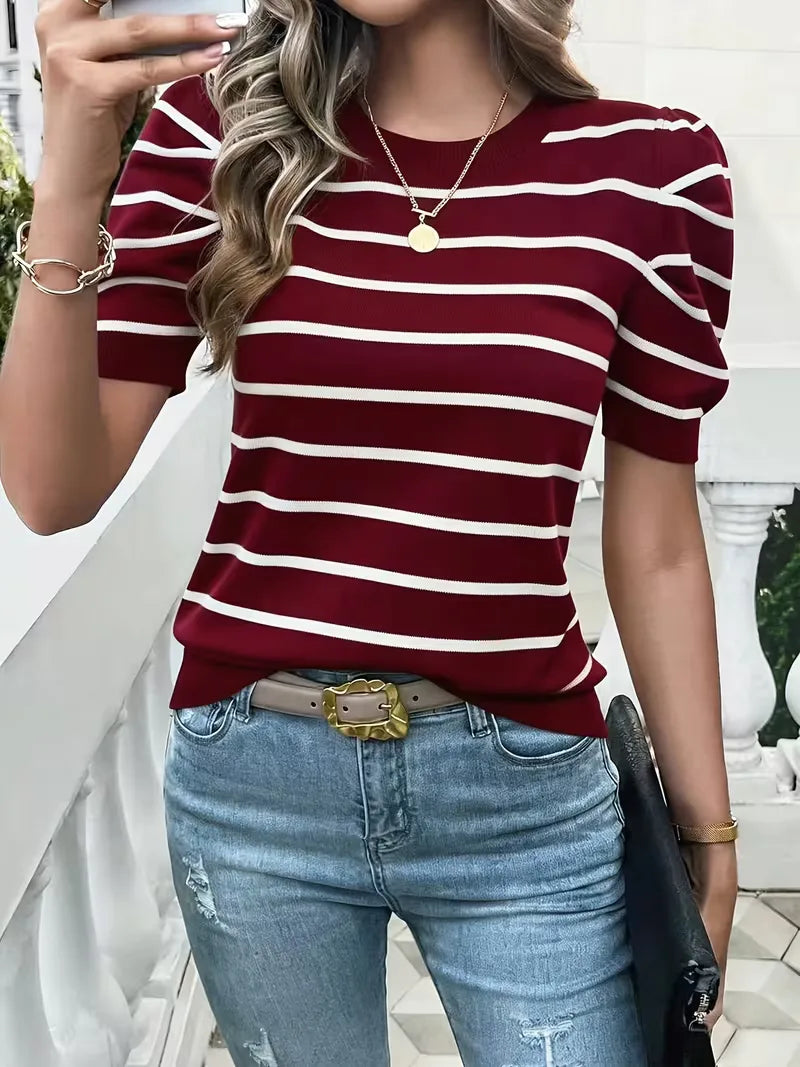Dames t-shirt met fijne strepen, korte pofmouwen en ronde hals, een essentieel kledingstuk voor lente/zomer.