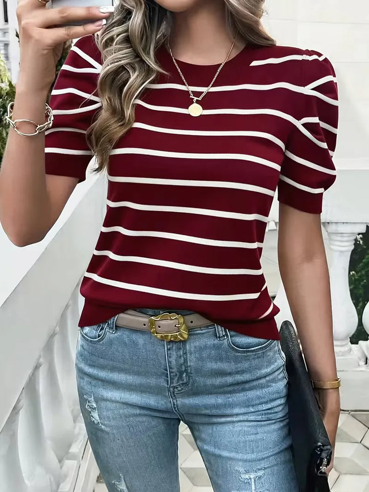 Dames t-shirt met fijne strepen, korte pofmouwen en ronde hals, een essentieel kledingstuk voor lente/zomer.