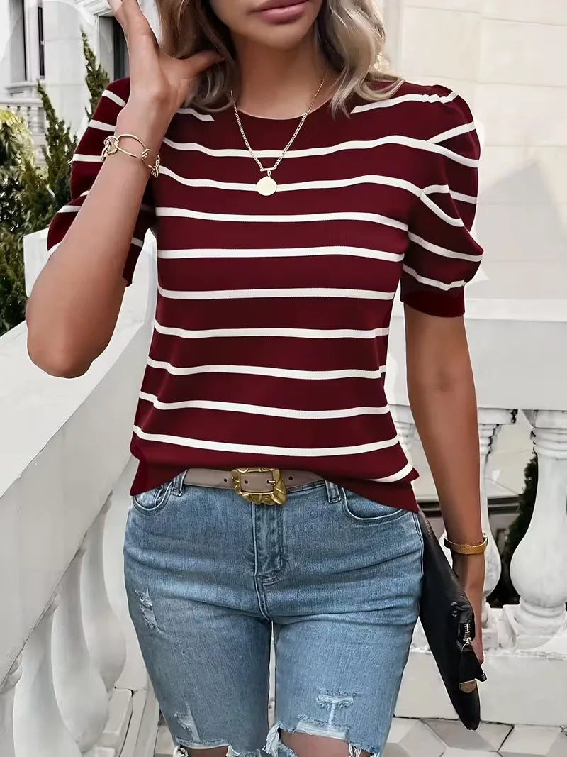Dit smart casual dames t-shirt combineert een gestreepte print met trendy pofmouwen voor een moderne look.