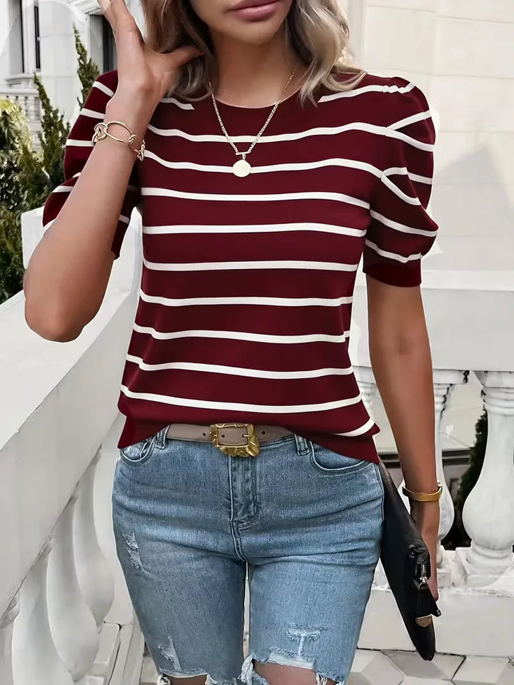 Dit smart casual dames t-shirt combineert een gestreepte print met trendy pofmouwen voor een moderne look.