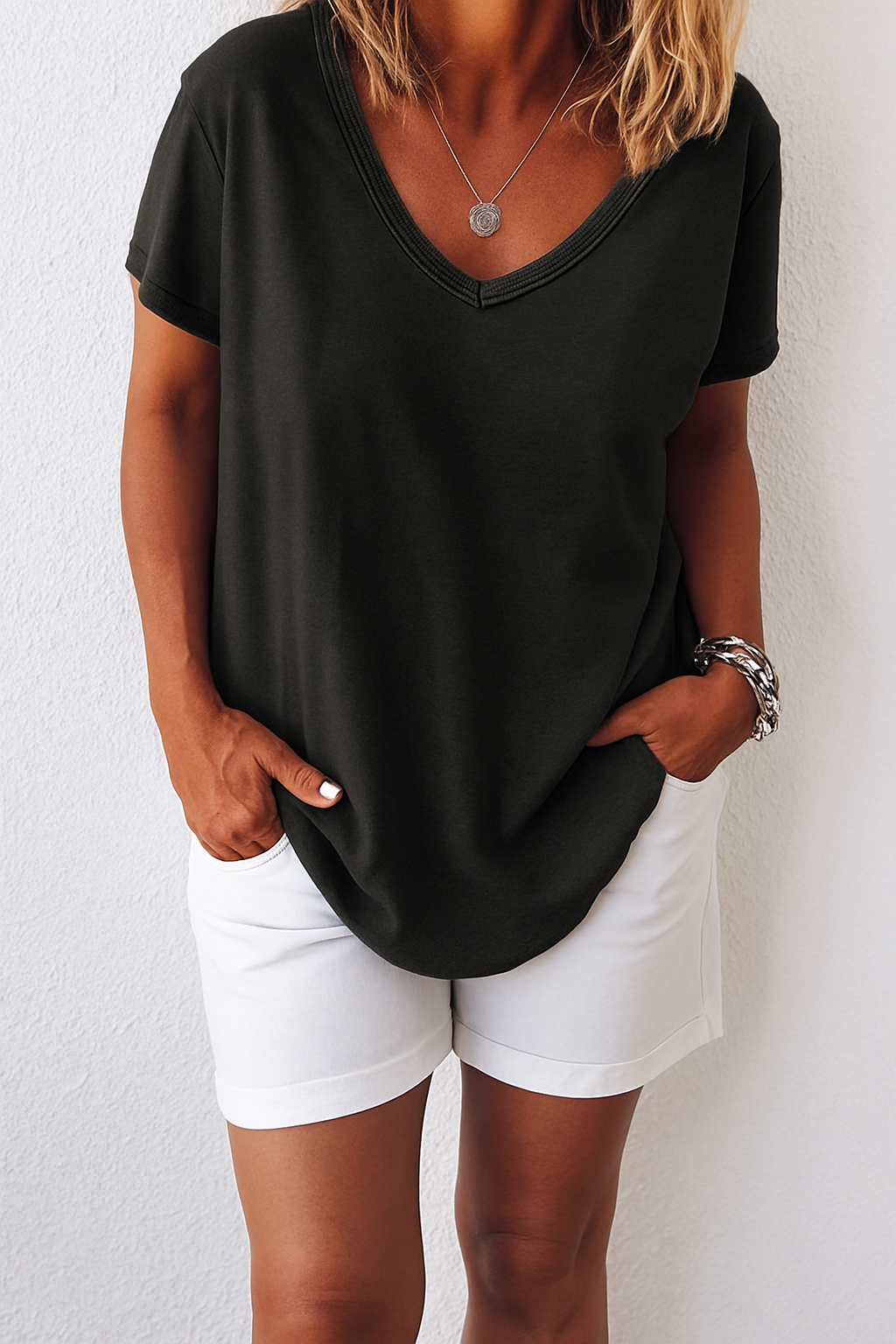 Vrouw draagt dames t-shirt met korte mouwen, relaxed fit en ronde hals. Ademend comfort voor casual outfits.