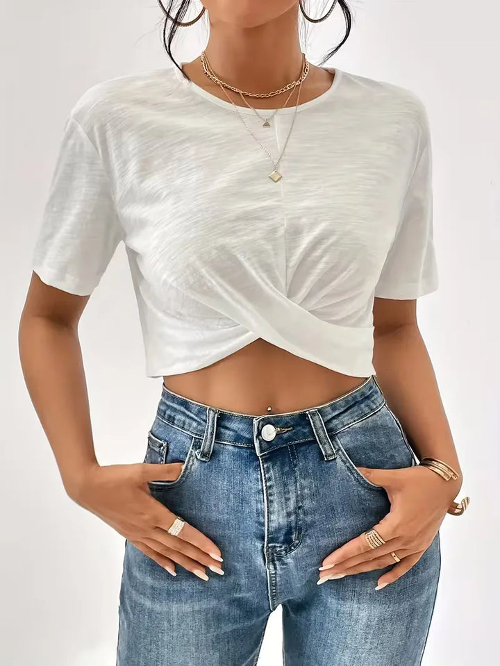 Comfortabel dames T-shirt met speels twistdetail, ronde hals en korte mouwen, modieus.