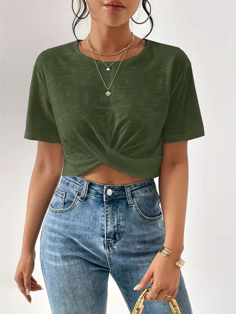 Fris dames T-shirt met twistdetail, luchtig en stijlvol voor warme zomerdagen.