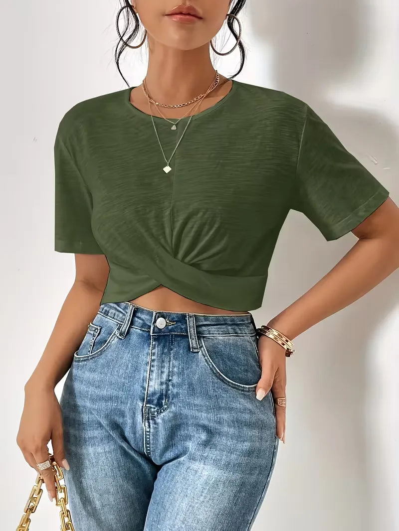 Groen dames T-shirt met subtiel twistdetail, rondehals en casual uitstraling.