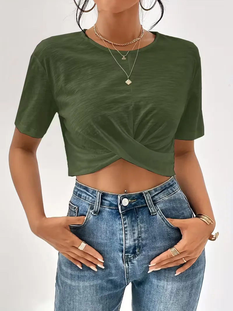 Dames T-shirt met trendy twistdetail op de voorkant, perfect voor een modieuze look.