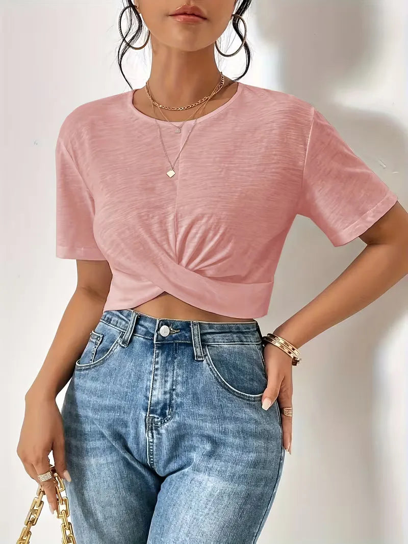 Stijlvol dames T-shirt met uniek twistdetail, kortemouwen, geschikt voor diverse stijlen.