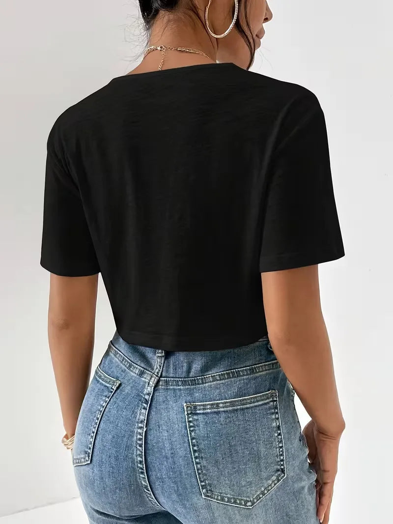 Modieus dames T-shirt, rondehals & kortemouwen, met uniek twistdetail aan de zoom.