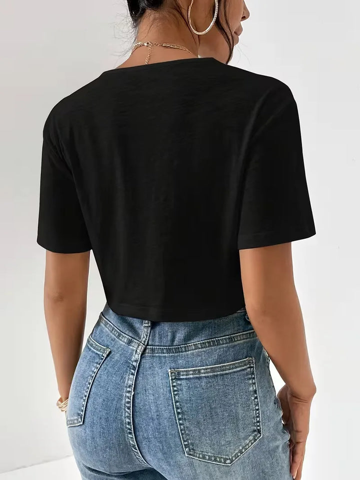 Modieus dames T-shirt, rondehals & kortemouwen, met uniek twistdetail aan de zoom.