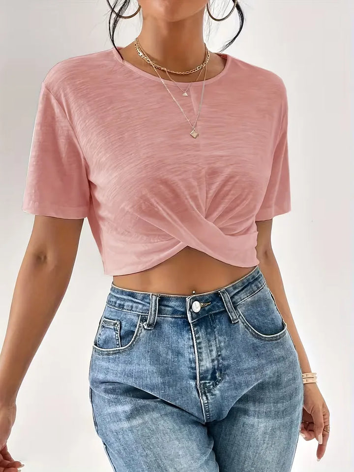 Veelzijdig dames T-shirt met speels twistdetail, van casual tot smart-casual te dragen.