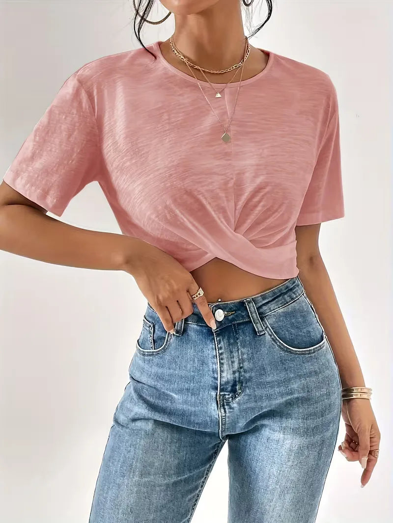 Wit dames T-shirt met twistdetail, een tijdloze essential voor de zomercollectie.