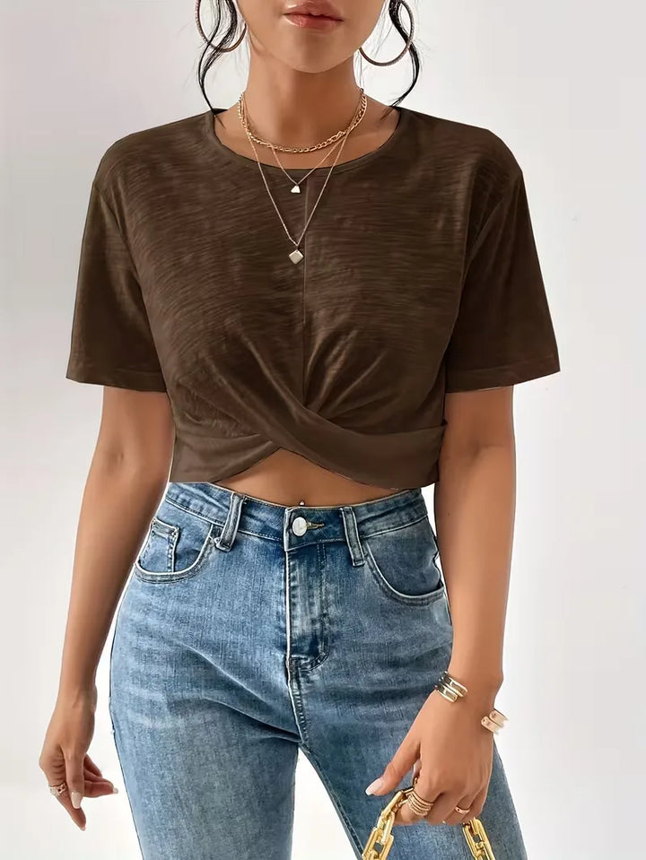 Zwart dames T-shirt met twistdetail, combineert comfort en een moderne uitstraling.