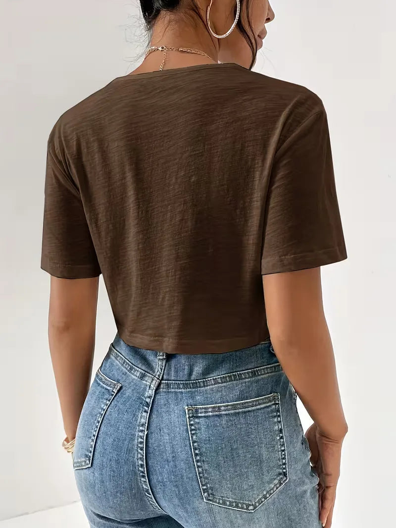 Blauw dames T-shirt met speels twistdetail, perfect voor een frisse, dagelijkse look.