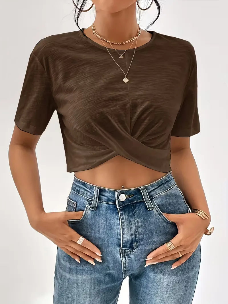 Groen dames T-shirt met trendy twistdetail, voor een modieuze en comfortabele vibe.