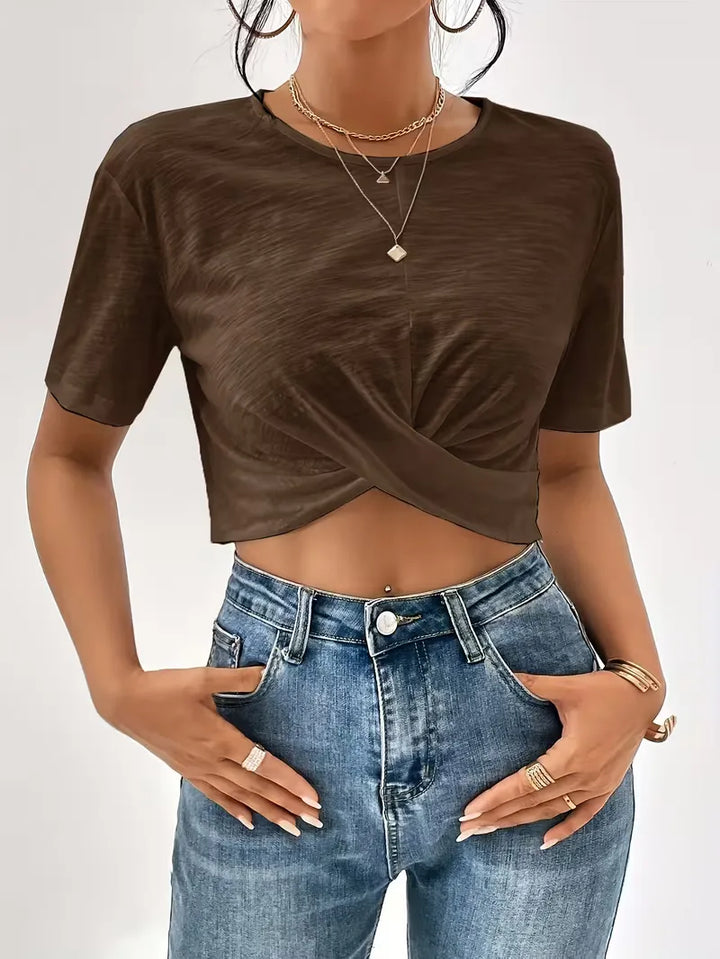 Groen dames T-shirt met trendy twistdetail, voor een modieuze en comfortabele vibe.