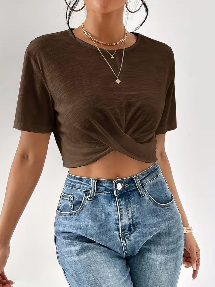 Beige dames T-shirt met uniek twistdetail, ideaal voor een natuurlijke, relaxte stijl.