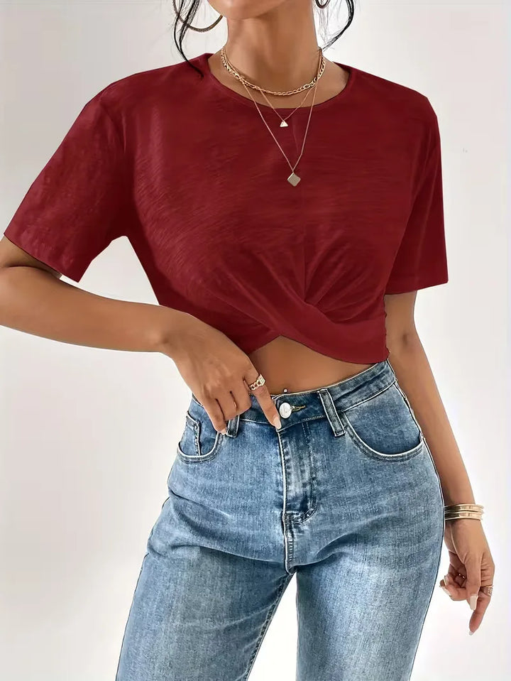 Zomers dames T-shirt met uniek twistdetail, combineert functionaliteit en mode.