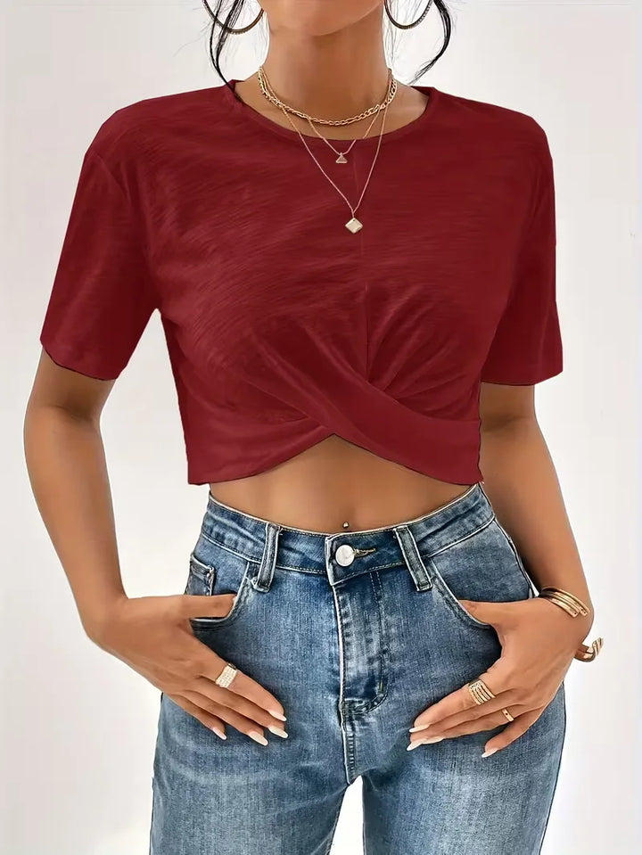 Stijlvol dames T-shirt met twistdetail, kortemouwen, een veelzijdige basisitem.