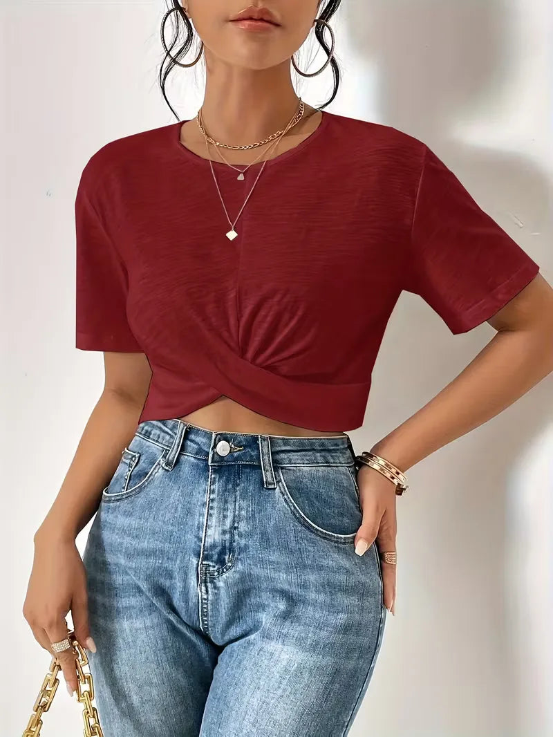 Veelzijdig dames T-shirt met speels twistdetail, van kantoor tot terras draagbaar.