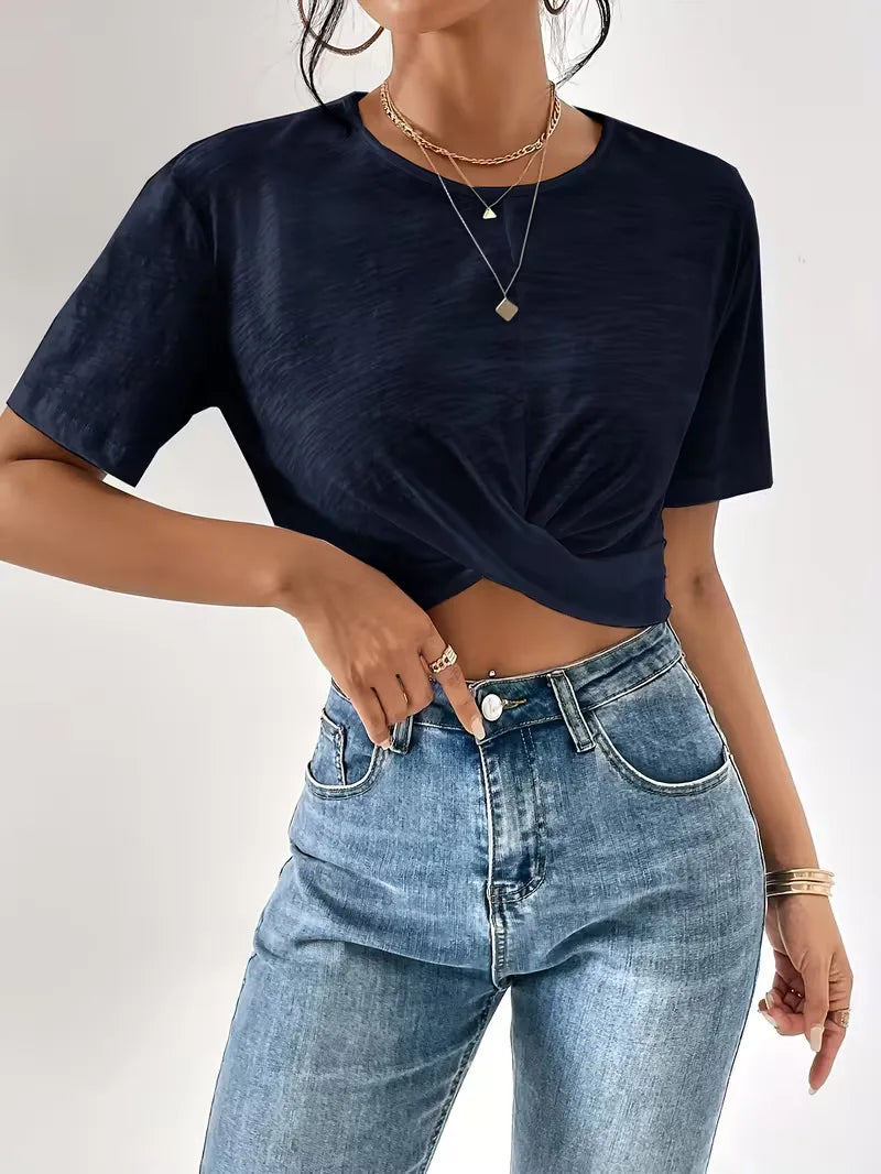 Veelzijdig dames T-shirt met uniek twistdetail, een essentieel item voor elke garderobe.