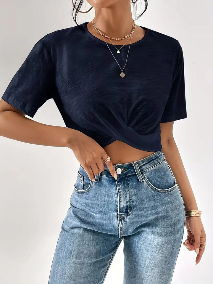 Veelzijdig dames T-shirt met uniek twistdetail, een essentieel item voor elke garderobe.