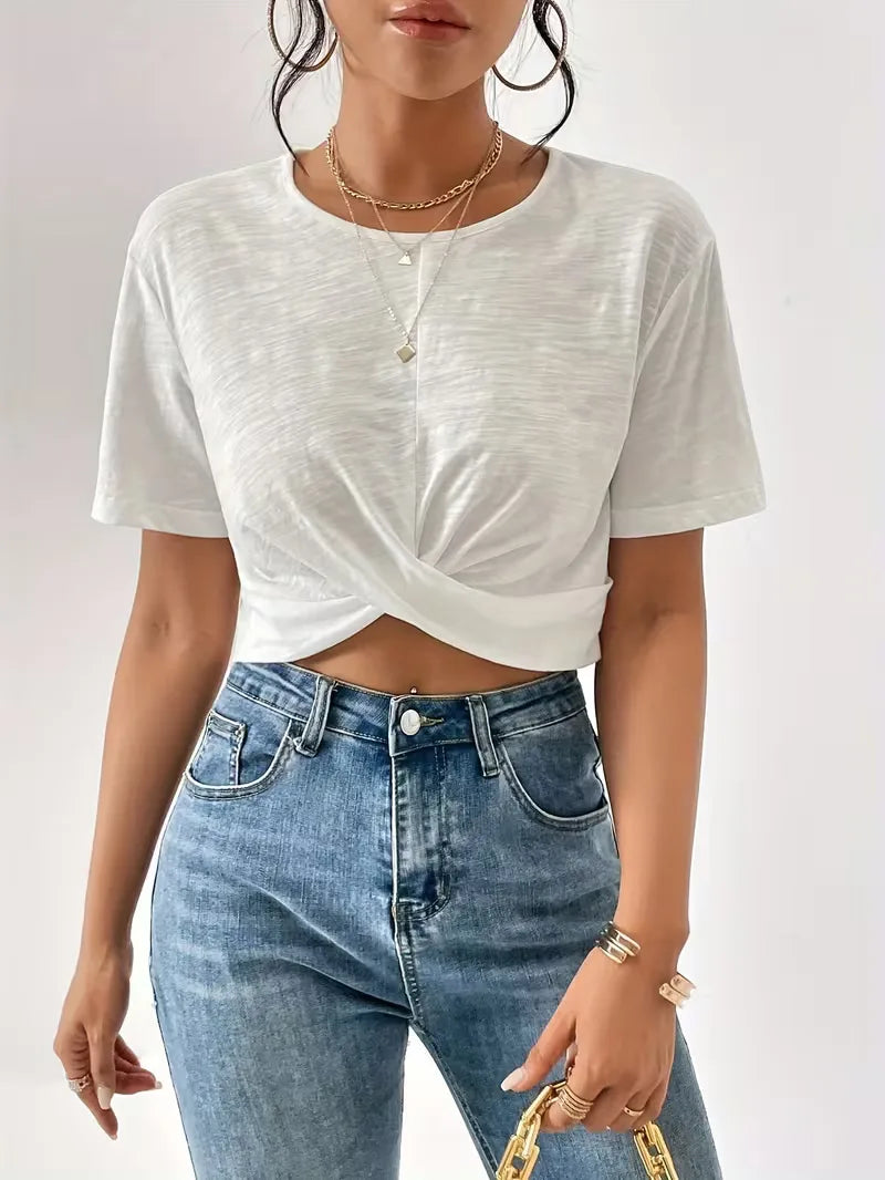 Zomers dames T-shirt met speels twistdetail, kortemouwen en rondehals, modieus en comfy.
