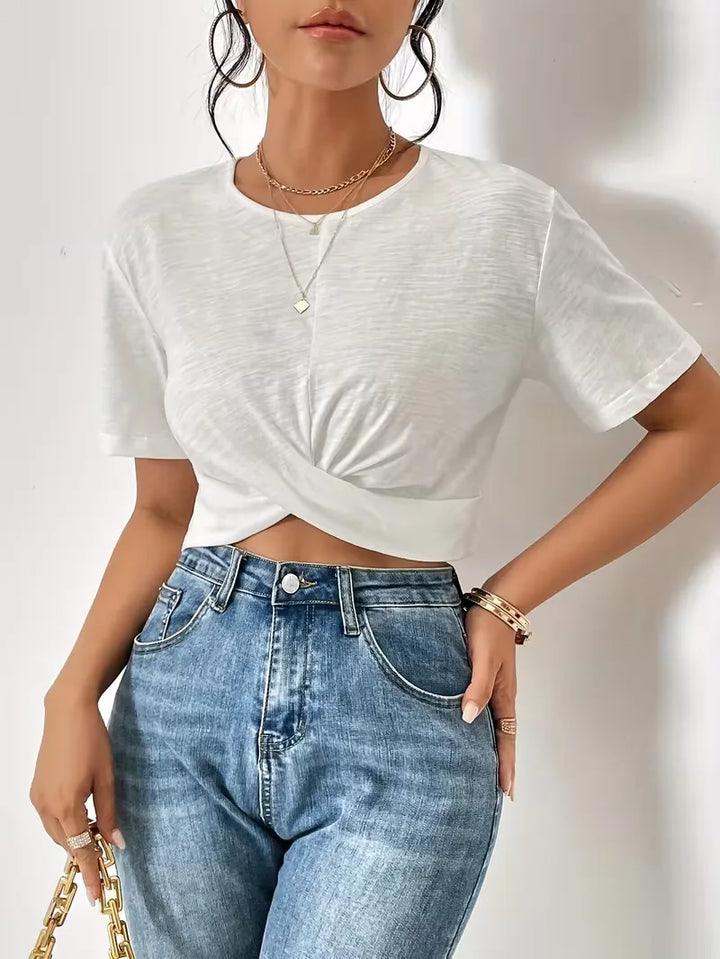 Blauw dames T-shirt met speelse twistdetail, ideaal voor een relaxte en stijlvolle outfit.