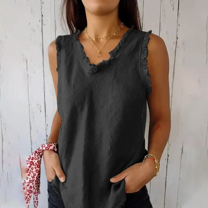 Stijlvolle, mouwloze dames tank top met V-hals en gerafelde randen; comfortabel en trendy voor de zomer.