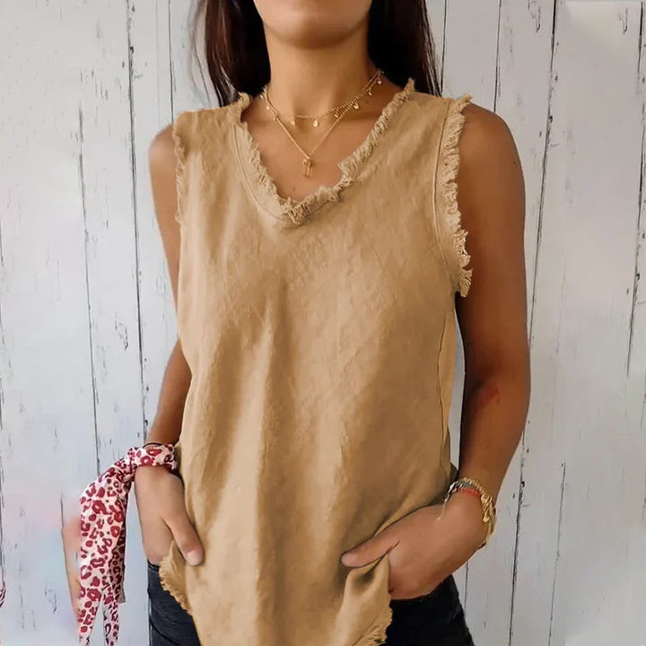 Zomerse dames tank top met V-hals en gerafelde randen. Een comfortabele, mouwloze top voor warme dagen.