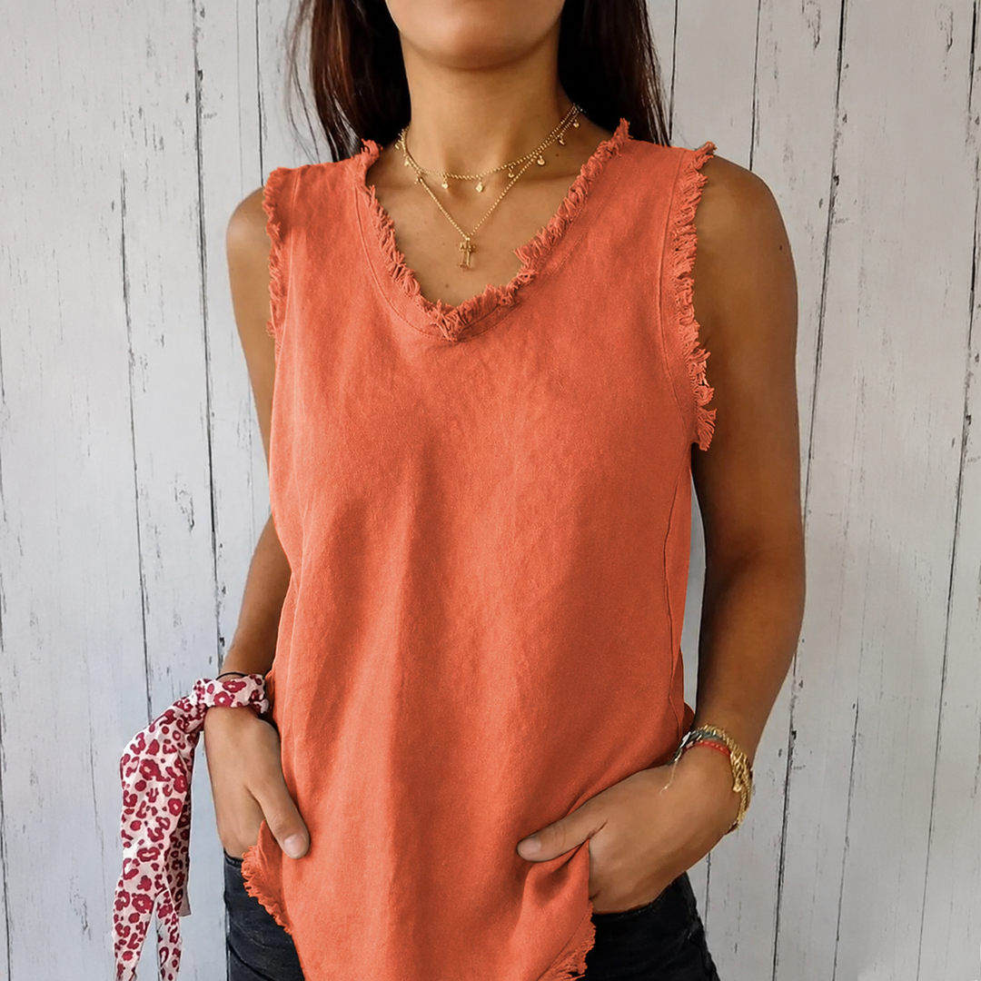 Modebewuste dames tank top met V-hals en gerafelde details. Een comfortabele mouwloze top voor elke gelegenheid.
