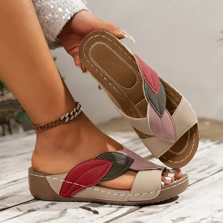 Zomerse dames teenslipper met fris bladpatroon en open teen. Comfortabele keuze voor damesmode.