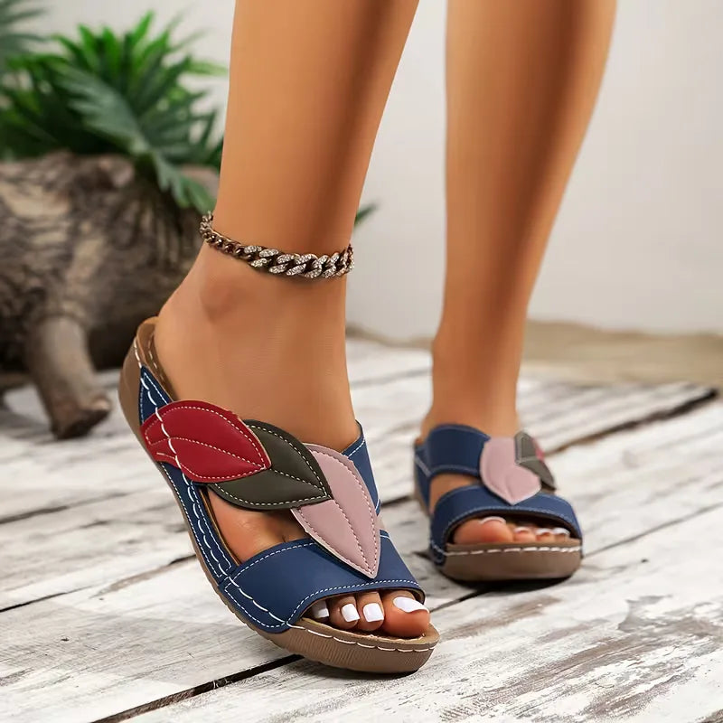 Gedetailleerde dames teenslipper met prachtig bladpatroon. Een comfortabele en modieuze zomerschoen.