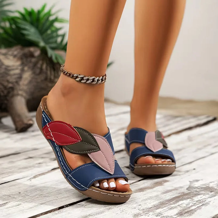 Gedetailleerde dames teenslipper met prachtig bladpatroon. Een comfortabele en modieuze zomerschoen.