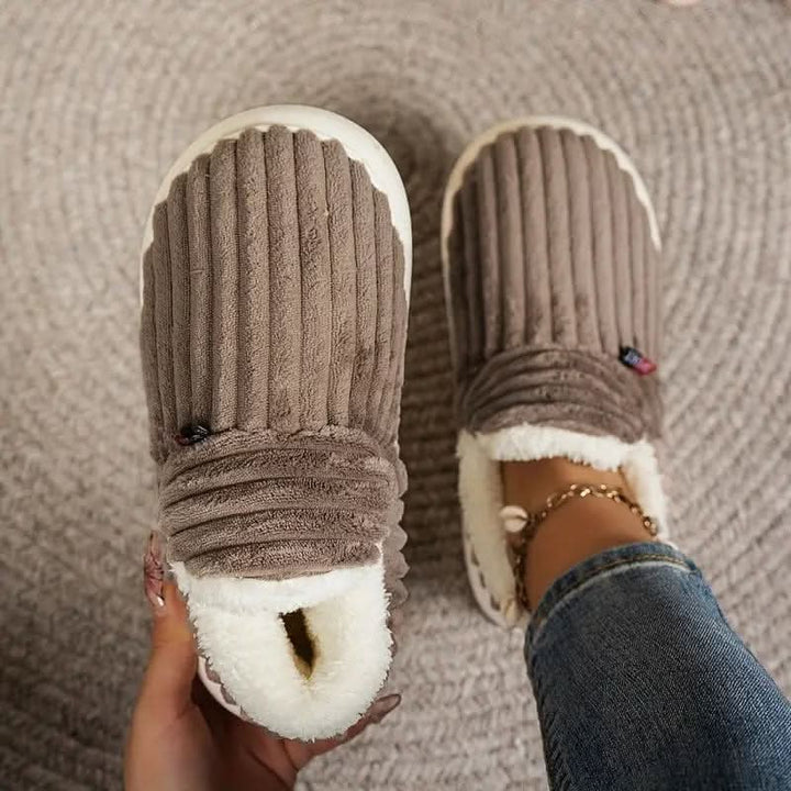 Donkere damespantoffels, warm en zacht, met thermische eigenschappen voor extra wintercomfort thuis.