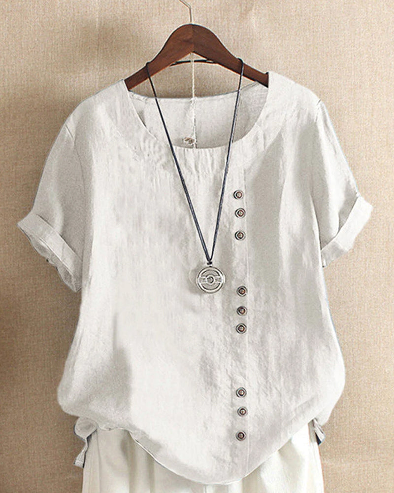 Comfortabele dames top met stijlvolle knoopdetails. Korte mouwen, diverse kleuren, plus size opties.