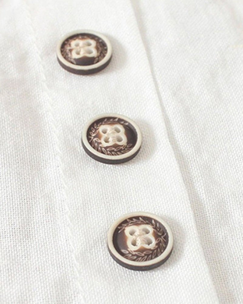 Modieuze dames top met knoopsluiting en korte mouwen, geschikt voor lente en zomer. Casual chic.