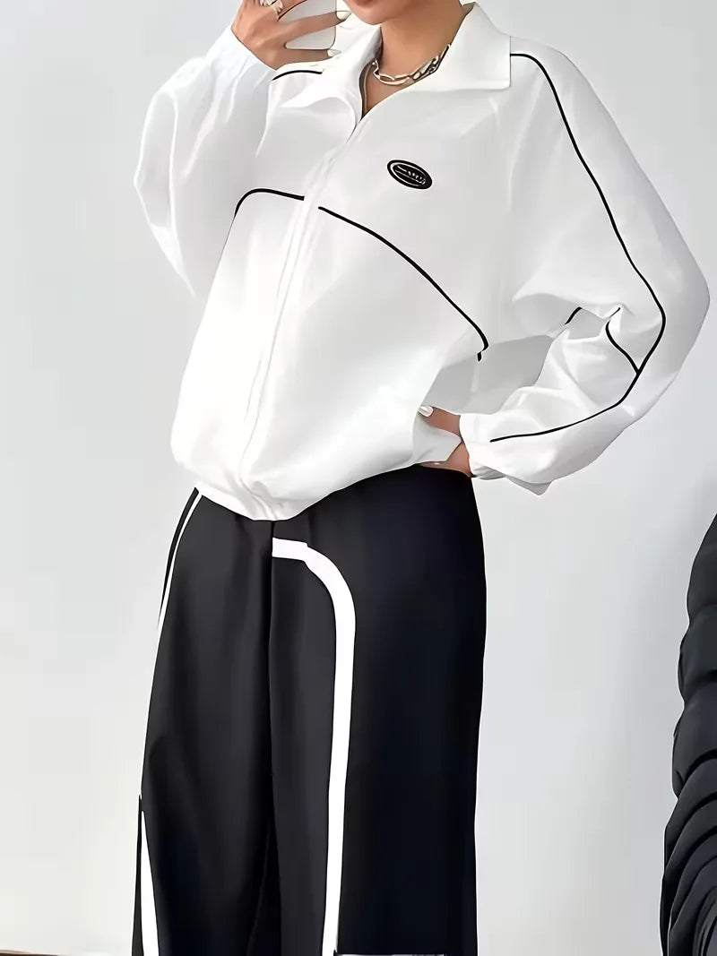 Sportieve dames track jacket, voorzien van een uniek contrast design en chique mandarijnkraag; witte jas.