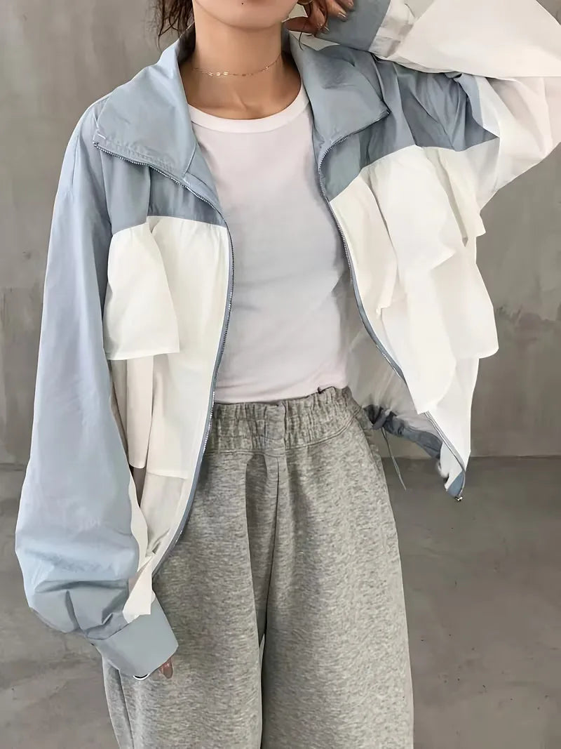 Comfortabele sportieve dames trackjacket met capuchon, wit en lichtblauw colorblock, perfect voor actieve streetwear.
