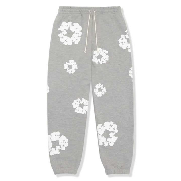 Close-up van de bloemrijke print op deze comfortabele dames twee-delige trainingsset.