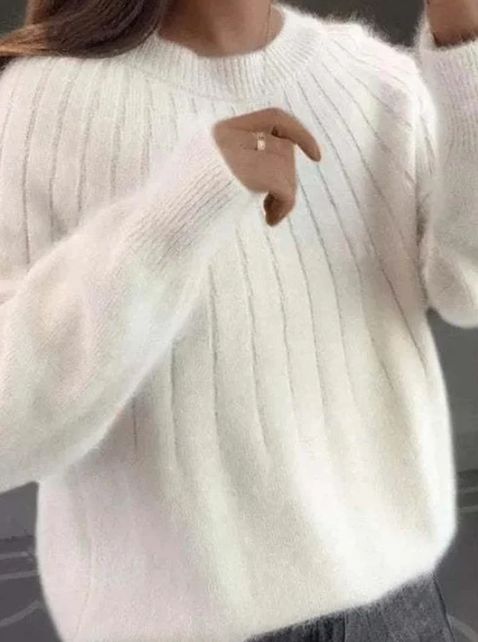 Casual chic dames trui met zachte fluffy textuur en ronde hals; een veelzijdige must-have.