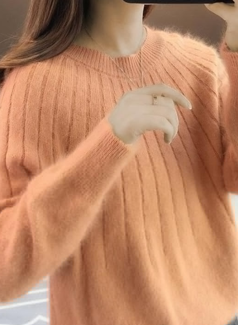 Stijlvolle dames trui met opvallende fluffy textuur en elegante ronde hals, een trendy keuze.