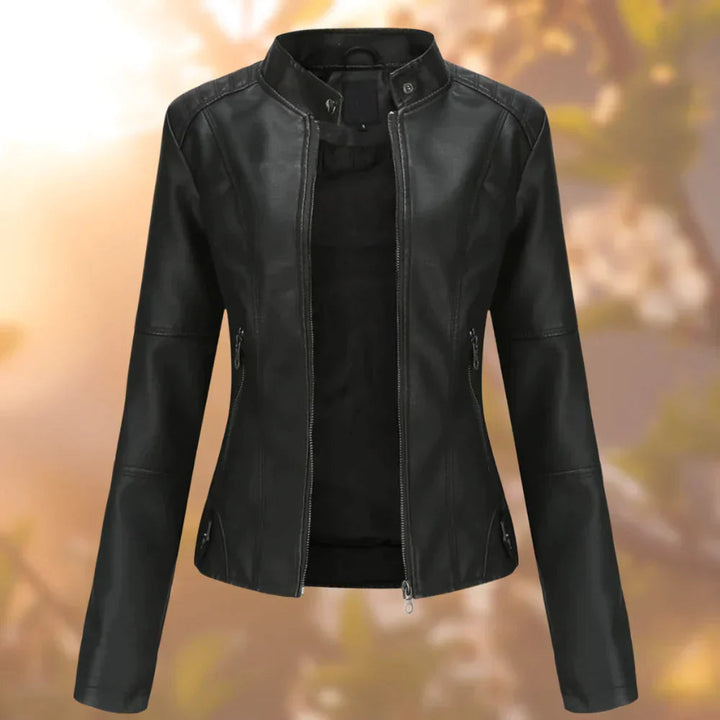 Dames tussenjas met hoge col en stijlvolle metalen accenten. Ideaal voor lente en herfst.